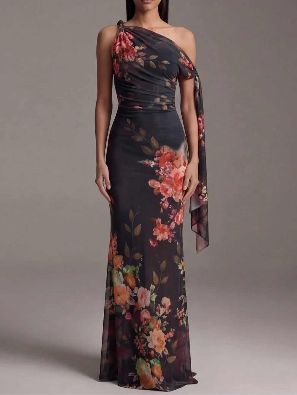 Lorena Vestido Maxi Plisado de Chiffon Estampado Negro de Un Solo Hombro