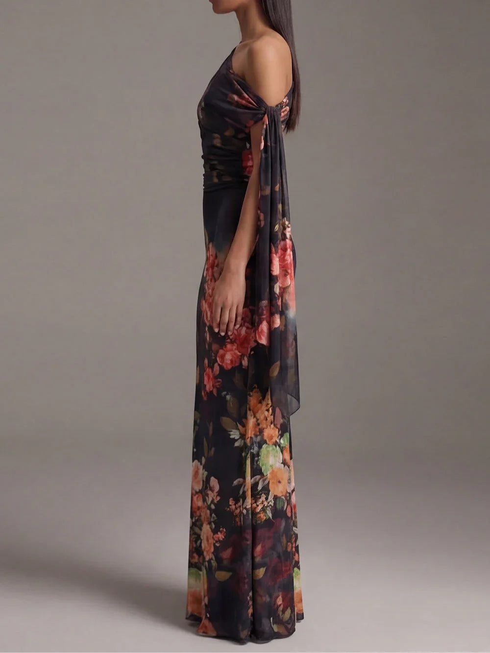 Lorena Vestido Maxi Plisado de Chiffon Estampado Negro de Un Solo Hombro