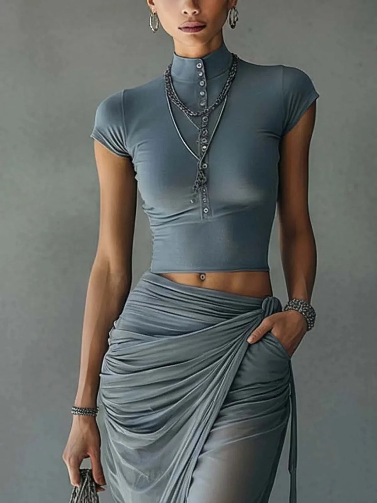 Alicia Conjunto de Top Corto Azul y Falda Drapada de Malla Semitransparente