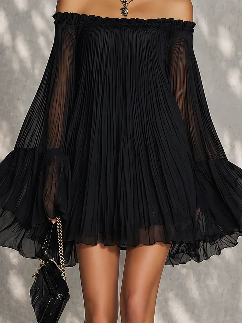 Amanda Vestido Mini Negro con Mangas Acampanadas y Volantes de Hombros al Descubierto