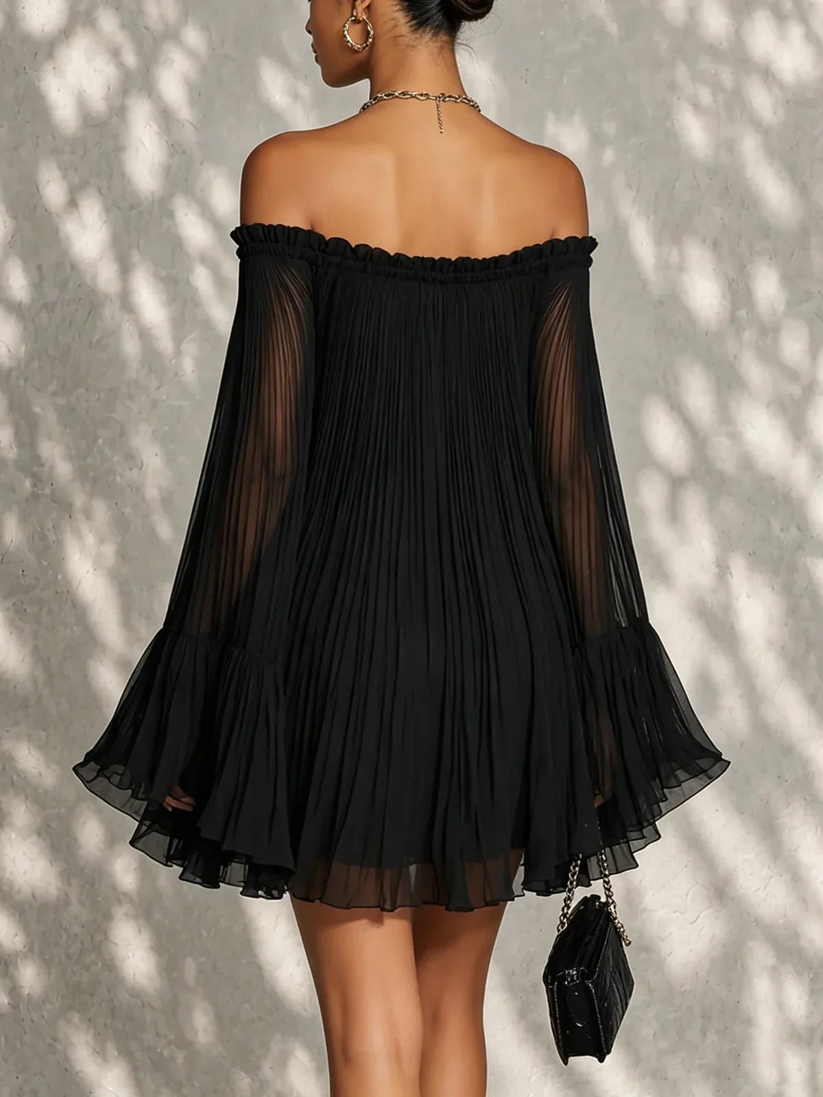 Amanda Vestido Mini Negro con Mangas Acampanadas y Volantes de Hombros al Descubierto