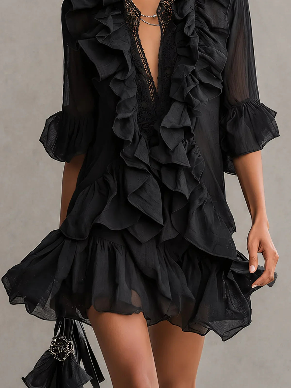 Anabel Vestido Mini Negro de Chiffon con Detalles de Volantes